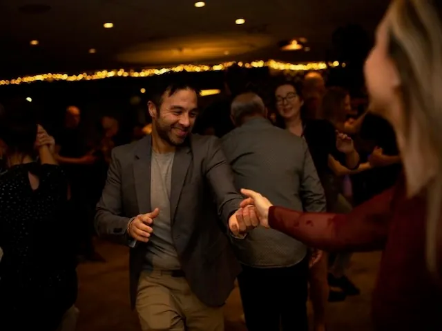 Dansende mensen op een salsafeest