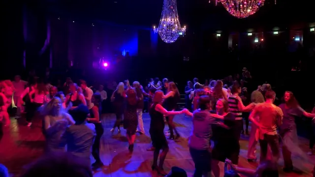 Volle dansvloer op een Latin feest